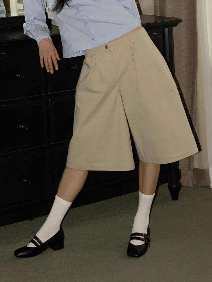 wide-leg khaki shorts
